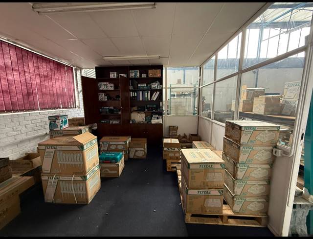 406M² WAREHOUSE TO LET IN SPARTAN